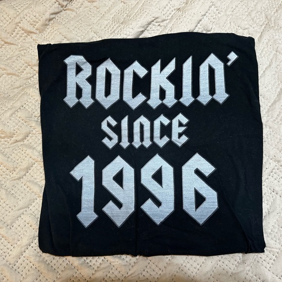 Graphic Tshirt - Picture 1 of 3